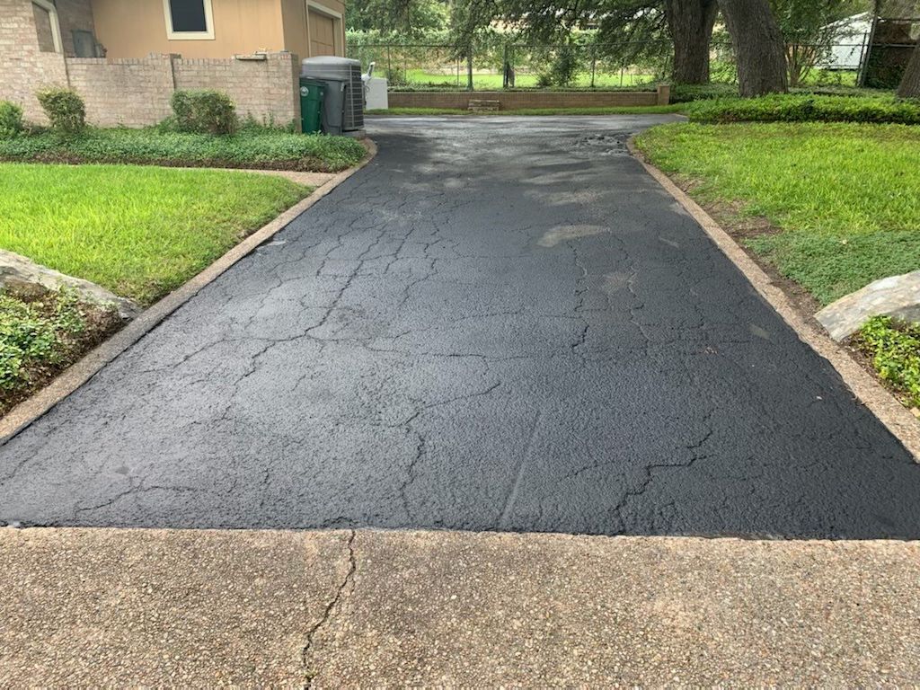 Can asphalt paving be done in the rain? » Alpha Paving Industries